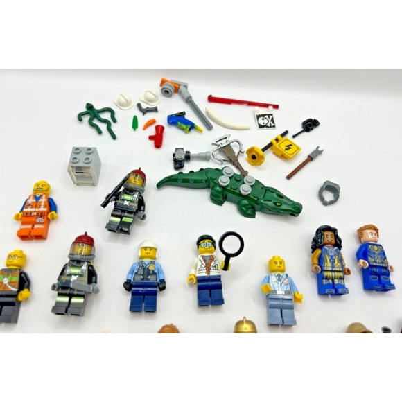 LEGO Minifigures & Accessories Bulk Lot Marvel/Jurassic/Jungle/City 2.11  Random - Picture 3 of 15